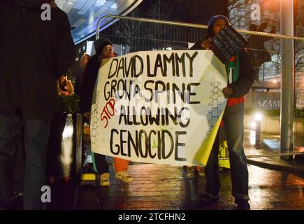 Londres, Royaume-Uni. 12 décembre 2023. Les manifestants tiennent un message pour le ministre fantôme des Affaires étrangères David Lammy. Des manifestants pro-palestiniens se sont rassemblés devant l'hôtel Park Plaza près du pont Westminster lors d'un événement du Parti travailliste auquel ont assisté les députés David Lammy, Angela Rayner et Yvette Cooper, appelant le Parti travailliste à soutenir un cessez-le-feu dans la guerre Israël-Hamas. Crédit : Vuk Valcic/Alamy Live News Banque D'Images