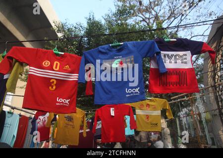 Dhaka Bangladesh 01 janvier 2001, marché de vêtements d'hiver de rue à Baitul Mukarram Dhaka .Nazmul islam / alamy Live news. Banque D'Images