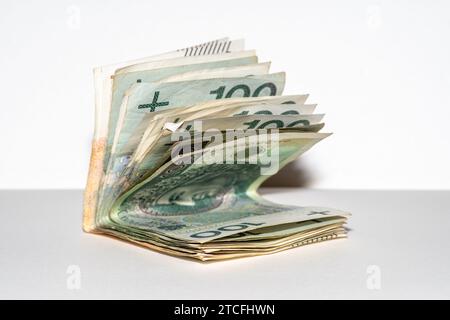 Un tas de billets de cent dollars croustillants, étroitement liés par une bande bleue Banque D'Images