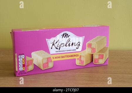 Paquet de 5 mini gâteaux Battenbergs MR Kipling Banque D'Images