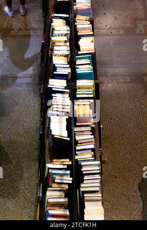 Vue à angle élevé de livres usagés à vendre sur un chariot dans une librairie Banque D'Images