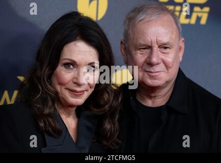 Munich, Allemagne. 12 décembre 2023. Iris Berben, actrice, et Joachim Krol, acteur, assistent à la première mondiale du film « 791 KM ». Crédit : Sven Hoppe/dpa/Alamy Live News Banque D'Images