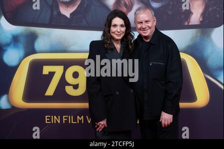 Munich, Allemagne. 12 décembre 2023. Iris Berben, actrice, et Joachim Krol, acteur, assistent à la première mondiale du film « 791 KM ». Crédit : Sven Hoppe/dpa/Alamy Live News Banque D'Images