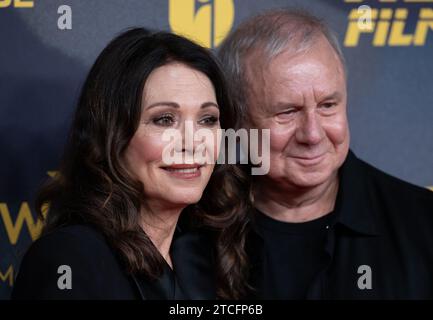 Munich, Allemagne. 12 décembre 2023. Iris Berben, actrice, et Joachim Krol, acteur, assistent à la première mondiale du film « 791 KM ». Crédit : Sven Hoppe/dpa/Alamy Live News Banque D'Images