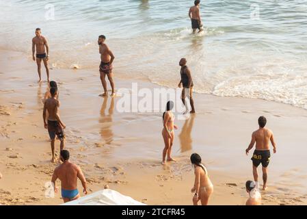 Salvador, Bahia, Brésil - 27 août 2022 : les baigneurs s'amusent sur la plage de Porto da Barra dans la ville de Salvador, Bahia. Banque D'Images