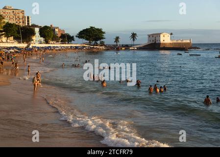 Salvador, Bahia, Brésil - 27 août 2022 : vue sur la plage de Porto da Barra dans la ville de Salvador, Bahia. Banque D'Images