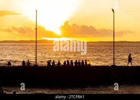 Salvador, Bahia, Brésil - 27 août 2022 : silhouette des gens, au coucher du soleil, sur la jetée de Porto da Barra dans la ville de Salvador, Bahia. Banque D'Images