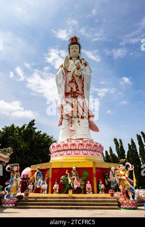 Wat Saman Rattanaram, statue géante de la déesse chinoise Guan Yin, Chachoengsao, Thaïlande, Asie du Sud-est, Asie Banque D'Images