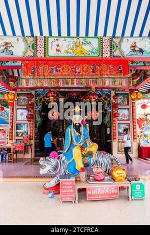 Wat Saman Rattanaram, sanctuaire de style chinois, Chachoengsao, Thaïlande, Asie du Sud-est, Asie Banque D'Images