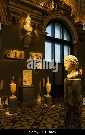 Antiquités : salle X ('Grèce antique et Rome', Kunsthistorisches Museum, Vienne) vue intérieure. Athéna et Hygieia. Banque D'Images