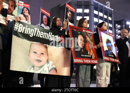 Tokyo, Japon. 12 décembre 2023. Des partisans des otages israéliens enlevés par HamasI participent à un rassemblement pour exiger la libération des otages israéliens enlevés par le Hamas à l'Université des Nations Unies à Tokyo le mardi 12 décembre 2023. Des membres de la famille des otages israéliens sont maintenant à Tokyo pour rencontrer des représentants du gouvernement japonais et demander à soutenir la libération des otages. (Photo de Yoshio Tsunoda/AFLO) Banque D'Images