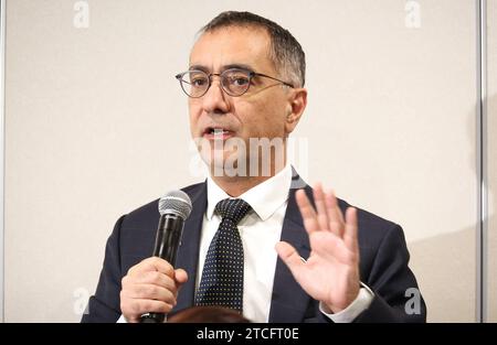 Tokyo, Japon. 12 décembre 2023. L’ambassadeur israélien au Japon Gilad Cohen s’exprime lors d’une conférence de presse avec des membres des familles d’otages israéliens enlevés par le Hamas au Japan National Press Club à Tokyo le mardi 12 décembre 2023. Des membres de la famille des otages sont maintenant à Tokyo pour rencontrer des représentants du gouvernement japonais et demander à soutenir la libération des otages. (Photo de Yoshio Tsunoda/AFLO) Banque D'Images