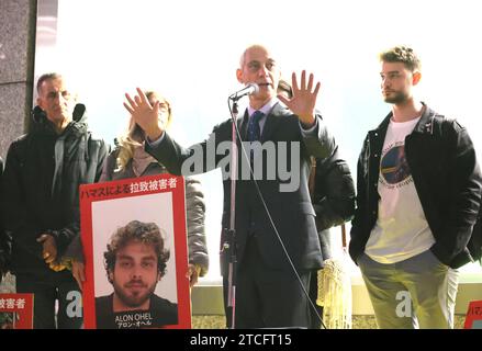 Tokyo, Japon. 12 décembre 2023. L'ambassadeur des États-Unis au Japon Rahm Emanuel s'exprime lors d'un rassemblement pour exiger la libération des otages israéliens enlevés par le Hamas à l'Université des Nations Unies à Tokyo le mardi 12 décembre 2023. Des membres de la famille des otages israéliens sont maintenant à Tokyo pour rencontrer des représentants du gouvernement japonais et demander à soutenir la libération des otages. (Photo de Yoshio Tsunoda/AFLO) Banque D'Images