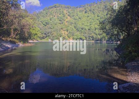 Un des petits lacs boisés d'eau douce qui composent le Sattal, dans le district de Nainital, Uttarakhand, Inde, Banque D'Images