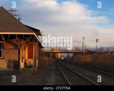 Vieux dépôt de train abandonné. 12 décembre 2023. Situé à côté de Buckley Rd près de Henry Clay Blvd. À Liverpool, New York Banque D'Images