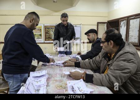 Le Caire, Égypte. 12 décembre 2023. Les agents électoraux égyptiens comptent les bulletins de vote dans un bureau de vote de l'école secondaire pour garçons de Shoubra à la fin du dernier jour des élections présidentielles égyptiennes. Crédit : Gehad Hamdy/dpa/Alamy Live News Banque D'Images