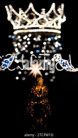 Dresde, Allemagne. 12 décembre 2023. Le marché de Noël 'Augustusmarktt' sur la rue principale en face de la statue équestre d'Auguste le fort, également connu sous le nom de cavalier d'or, est illuminé pour Noël. Crédit : Robert Michael/dpa/Alamy Live News Banque D'Images