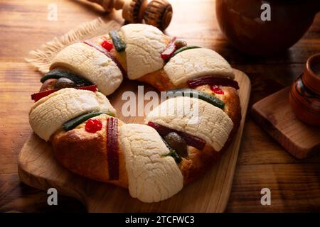 Three Kings Bread également appelé Rosca de Reyes, Roscon, Epiphany Cake, traditionnellement servi avec du chocolat chaud dans un jarrito en argile. Tradition mexicaine sur J Banque D'Images