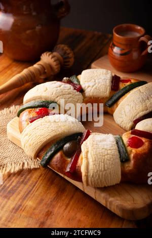 Three Kings Bread également appelé Rosca de Reyes, Roscon, Epiphany Cake, traditionnellement servi avec du chocolat chaud dans un jarrito en argile. Tradition mexicaine sur J Banque D'Images