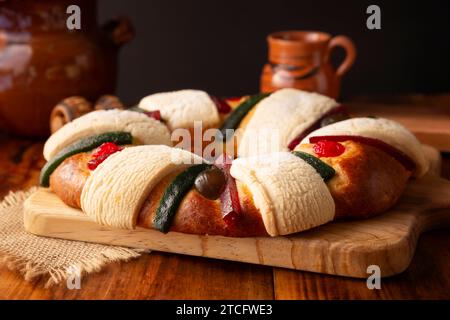 Three Kings Bread également appelé Rosca de Reyes, Roscon, Epiphany Cake, traditionnellement servi avec du chocolat chaud dans un jarrito en argile. Tradition mexicaine sur J Banque D'Images