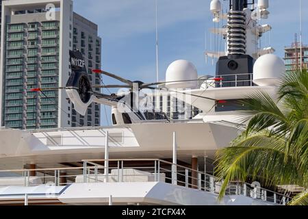 Miami, Floride, États-Unis - 5 décembre 2023 : vue arrière du super yacht de luxe Infinity à Miami avec un hélicoptère sur le pont supérieur. Banque D'Images