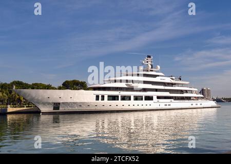 Miami, Floride, États-Unis - 5 décembre 2023 : Super yacht de luxe Infinity dans le port de Miami. Le navire appartient à Eric Smidt et a été construit par Oceanco Banque D'Images