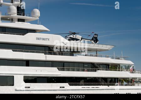 Miami, Floride, États-Unis - 5 décembre 2023 : Super yacht de luxe Infinity à Miami avec un hélicoptère sur le pont supérieur. Le navire appartient à Eric Smidt Banque D'Images