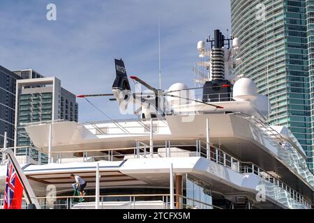 Miami, Floride, États-Unis - 5 décembre 2023 : vue arrière du super yacht de luxe Infinity à Miami avec un hélicoptère sur le pont supérieur. Banque D'Images