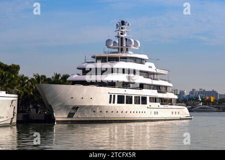 Miami, Floride, États-Unis - 5 décembre 2023 : Super yacht de luxe Infinity dans le port de Miami. Le navire appartient à Eric Smidt et a été construit par Oceanco Banque D'Images