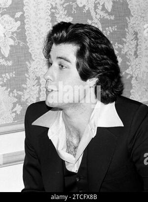 John Travolta lors d'une conférence de presse pour 'Saturday Night Fever', 1977. (Référence de fichier 34580-491TH) Banque D'Images