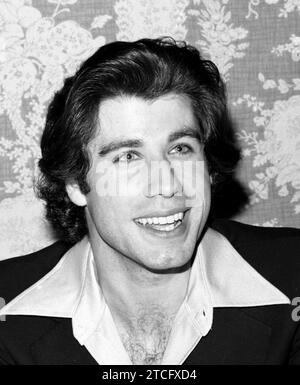 John Travolta lors d'une conférence de presse pour 'Saturday Night Fever', 1977. (Référence de fichier 34580-501TH) Banque D'Images