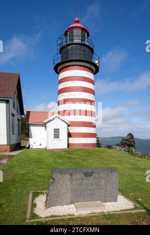 Le phare de West Quoddy Head, dans le parc d'État de Quoddy Head, à Lubec, dans le Maine, est le point le plus à l'est des États-Unis contigus. Phare du Maine. Banque D'Images