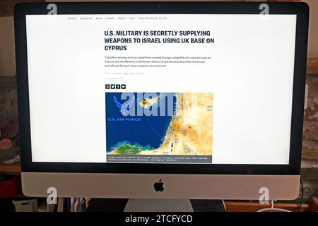 Déclassifié titre britannique écran d'ordinateur capture d'écran novembre 2023 "L'ARMÉE américaine FOURNIT SECRÈTEMENT DES ARMES À ISRAËL EN UTILISANT LA BASE britannique À CHYPRE" Banque D'Images