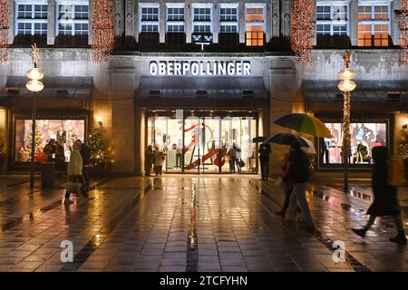 Der Oberpollinger ist ein bekanntes gehobenes Warenhaus in der Neuhauser Strasse in Muenchen. Es wird von der The KaDeWe Group GmbH gefuehrt und ist das nach Flaeche groesste Warenhaus à Sueddeutschland. *** L'Oberpollinger est un grand magasin haut de gamme bien connu dans Neuhauser Strasse à Munich. Il est géré par KaDeWe Group GmbH et est le plus grand magasin du sud de l'Allemagne en termes de surface au sol Banque D'Images
