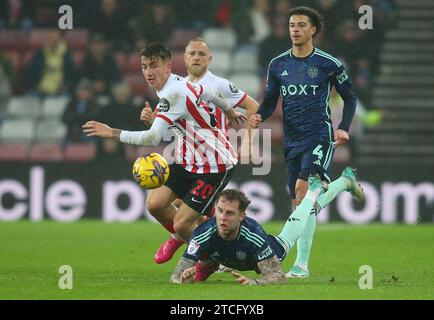 Jack Clarke de Sunderland s'éloigne des défenseurs de Leeds United lors du match du championnat Sky Bet entre Sunderland et Leeds United au Stadium of Light, Sunderland le mardi 12 décembre 2023. (Photo : Michael Driver | MI News) crédit : MI News & Sport / Alamy Live News Banque D'Images