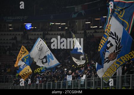 Milan, Italie. 12 décembre 2023. Supporters du FC Inter lors du match de l'UEFA Champions League entre l'Inter FC Internazionale et la Real Sociedad, le 12 décembre 2023, au stade Giuseppe Meazza San Siro Siro de Milan, Italie. Crédit : Tiziano Ballabio/Alamy Live News Banque D'Images