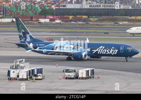 Die Boeing 737 MAX 9 B39M mit der Sonderlackierung Orca Livery der Fluglinie Alaska Airlines AS / ASA mit der Registrierung N932AK MSN : 44089 Rollt am Flughafen New York Newark Liberty Int l Airport KEWR/EWR. Newark New Jersey Vereinigte Staaten *** le Boeing 737 MAX 9 B39M avec la livrée spéciale Orca Livery d'Alaska Airlines AS ASA avec l'immatriculation N932AK MSN 44089 est au roulage à New York Newark Liberty Int l Airport KEWR EWR Newark New Jersey États-Unis Banque D'Images