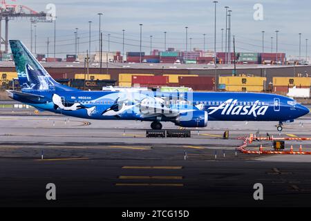 Die Boeing 737 MAX 9 B39M mit der Sonderlackierung Orca Livery der Fluglinie Alaska Airlines AS / ASA mit der Registrierung N932AK MSN : 44089 Rollt am Flughafen New York Newark Liberty Int l Airport KEWR/EWR. Newark New Jersey Vereinigte Staaten *** le Boeing 737 MAX 9 B39M avec la livrée spéciale Orca Livery d'Alaska Airlines AS ASA avec l'immatriculation N932AK MSN 44089 est au roulage à New York Newark Liberty Int l Airport KEWR EWR Newark New Jersey États-Unis Banque D'Images