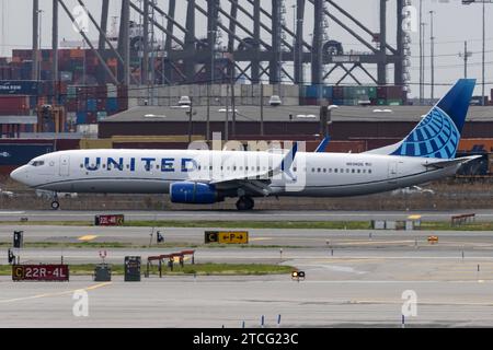 Die Boeing 737-924ER B739 der Fluglinie United Airlines UA / UAL mit der Registrierung N69806 MSN : 42742 Rollt am Flughafen New York Newark Liberty Int l Airport KEWR/EWR. Newark New Jersey Vereinigte Staaten *** le Boeing 737 924 ER B739 de United Airlines UA UAL immatriculé N69806 MSN 42742 circule à New York Newark Liberty Int l Airport KEWR EWR Newark New Jersey États-Unis Banque D'Images