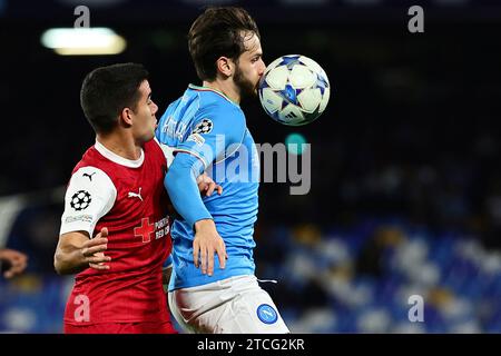 Naples, Italie. 12 décembre 2023. Victor Gomez du SC Braga et Khvicha Kvaratskhelia du SSC Napoli s’affrontent pour le ballon lors du match de football du Groupe C de la Ligue des Champions entre le SSC Napoli et le SC Braga au stade Diego Armando Maradona à Naples (Italie), le 12 décembre 2023. Crédit : Insidefoto di andrea staccioli/Alamy Live News Banque D'Images