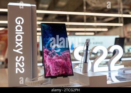 Smartphone Samsung Galaxy S22 montré sur l'affichage dans le magasin d'électronique. Minsk, Biélorussie - 15 septembre 2022 Banque D'Images