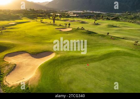 Vue aérienne d'un terrain de club de golf au coucher du soleil sur l'île de Tenerife, Espagne. Banque D'Images