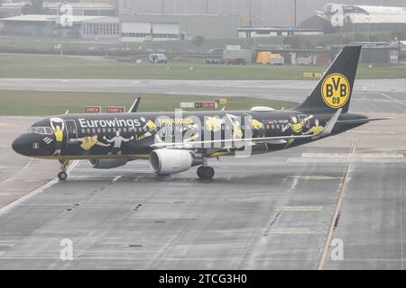 Der Airbus A320-214 A320 mit der Sonderlackierung BVB FanAirbus der Fluglinie Eurowings EW / EWG mit der Registrierung D-AEWM MSN : 7259 Rollt am Flughafen Hamburg Airport EDDH/HAM. Hamburg Hamburg Deutschland *** l'Airbus A320 214 A320 avec la livrée spéciale BVB FanAirbus de la compagnie Eurowings EW EWG immatriculée D AEWM MSN 7259 circule à Hambourg aéroport EDDH HAM Hamburg Hamburg Allemagne Banque D'Images