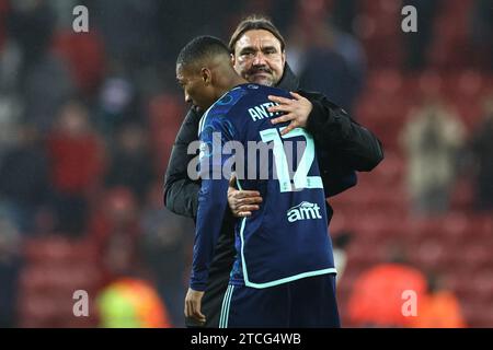 Sunderland, Royaume-Uni. 12 décembre 2023. Daniel Farke Manager de Leeds Unitedembrasse Jaidon Anthony #12 de Leeds United après que son équipe ait perdu 1-0 lors du Sky Bet Championship Match Sunderland vs Leeds United au Stadium of Light, Sunderland, Royaume-Uni, le 12 décembre 2023 (photo de Mark Cosgrove/News Images) à Sunderland, Royaume-Uni le 12/12/2023. (Photo de Mark Cosgrove/News Images/Sipa USA) crédit : SIPA USA/Alamy Live News Banque D'Images