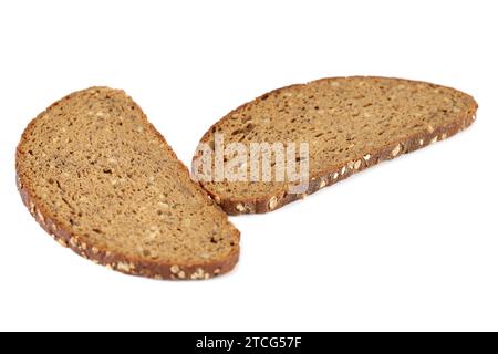 Tranches de pain aux graines de tournesol et flocons d'avoine isolés sur fond blanc. Banque D'Images