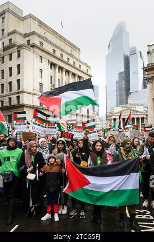 Manifestants au début d'une marche pro-palestinienne appelant à un cessez-le-feu de l'offensive militaire en cours à Gaza par les forces de défense israéliennes. Le m Banque D'Images