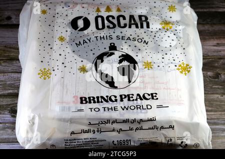 Le Caire, Egypte, décembre 10 2023 : Oscar sacs hypermarché avec la carte du monde de la Terre dessus, avec la phrase mai cette saison apporter la paix au monde, et G. Banque D'Images