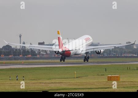 Der Airbus A330-302 A333 der Fluglinie Iberia IB / IBE mit der Registrierung EC-MAA MSN : 1515 landet am Flughafen London Heathrow Airport EGLL/LHR. Londres Greater London Vereinigtes Königreich *** Airbus A330 302 A333 de la compagnie aérienne Iberia IB IBE immatriculée EC MAA MSN 1515 atterrit à Londres Heathrow Airport EGLL LHR London Greater London Royaume-Uni Banque D'Images