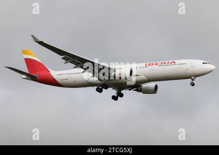Der Airbus A330-302 A333 der Fluglinie Iberia IB / IBE mit der Registrierung EC-MAA MSN : 1515 landet am Flughafen London Heathrow Airport EGLL/LHR. Londres Greater London Vereinigtes Königreich *** Airbus A330 302 A333 de la compagnie aérienne Iberia IB IBE immatriculée EC MAA MSN 1515 atterrit à Londres Heathrow Airport EGLL LHR London Greater London Royaume-Uni Banque D'Images