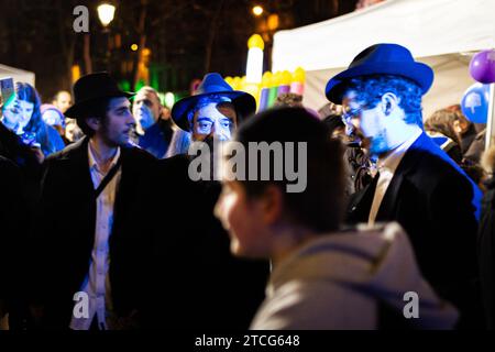 Paris, France. 11 décembre 2023. Hommes juifs vus pendant les festivités de Hanukkah. Le cinquième jour des festivités de Hanukkah à Paris a eu lieu sur la place de Bastille. Hanukkah est une fête juive qui commémore la récupération de Jérusalem. Le festival est observé en allumant les bougies d'un candélabre à neuf branches, communément appelé menorah ou hanukkiah. (Photo Telmo Pinto/SOPA Images/Sipa USA) crédit : SIPA USA/Alamy Live News Banque D'Images